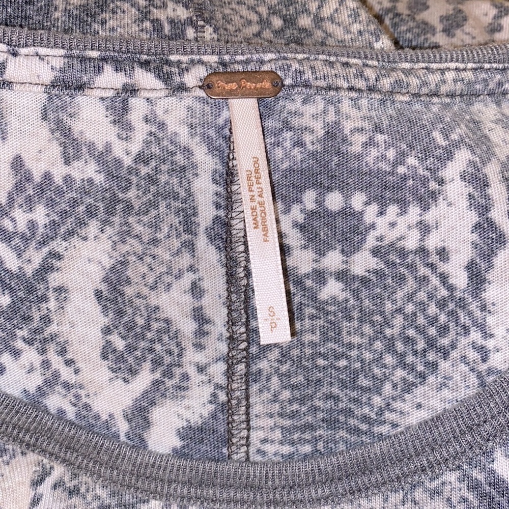 Free People Python Snake Print Short Sleeve Tee T-Shirt Top - Picture 9 of 11
